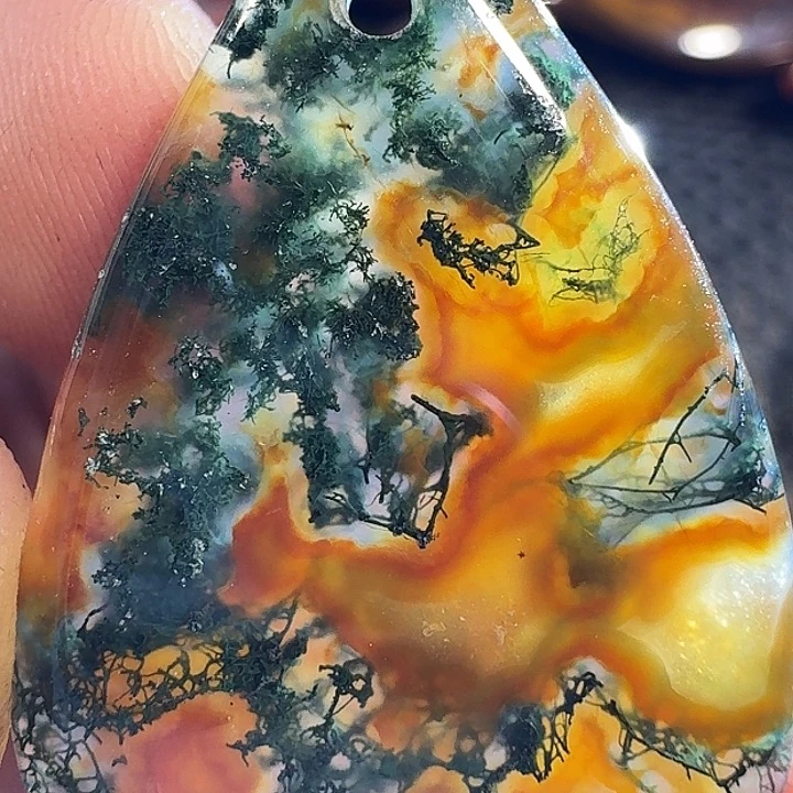 李***发玛瑙/玉髓未镶嵌颈饰