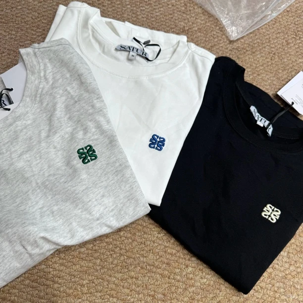 【刘噗噗】韩代刺绣小标 sat@原  女款正肩t