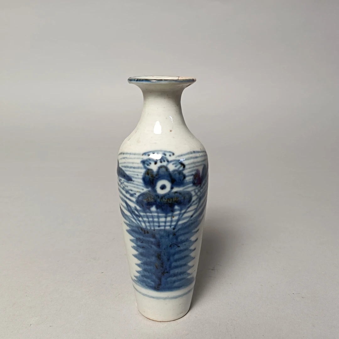 【010022279】清中期 青花荷花瓶
