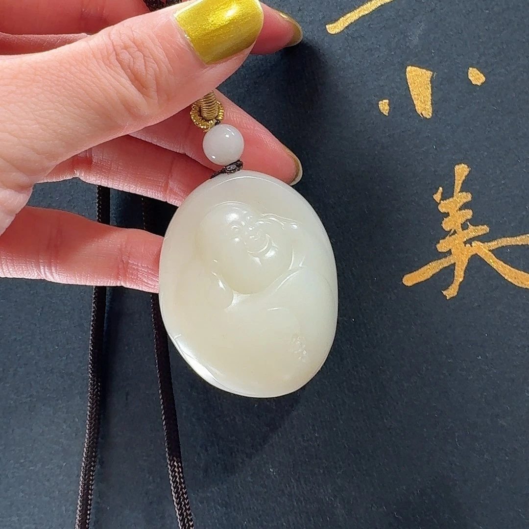 泽***辉颈饰未镶嵌和田玉米达