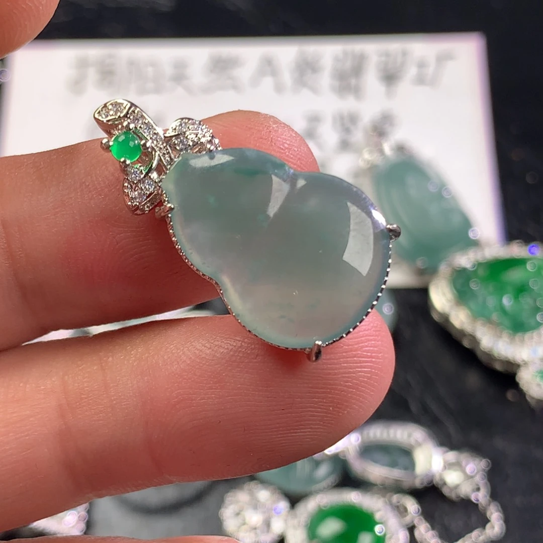 翡翠未镶嵌颈饰葫芦