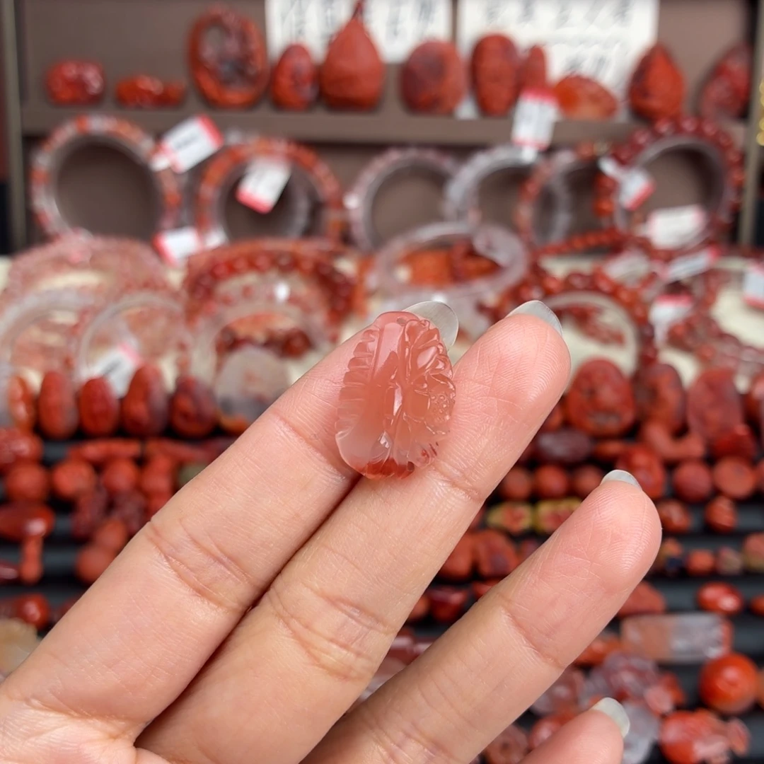 南红玛瑙未镶嵌颈饰莲花梳子