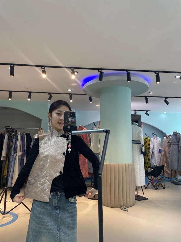 黑色金丝绒拼接民族风马甲