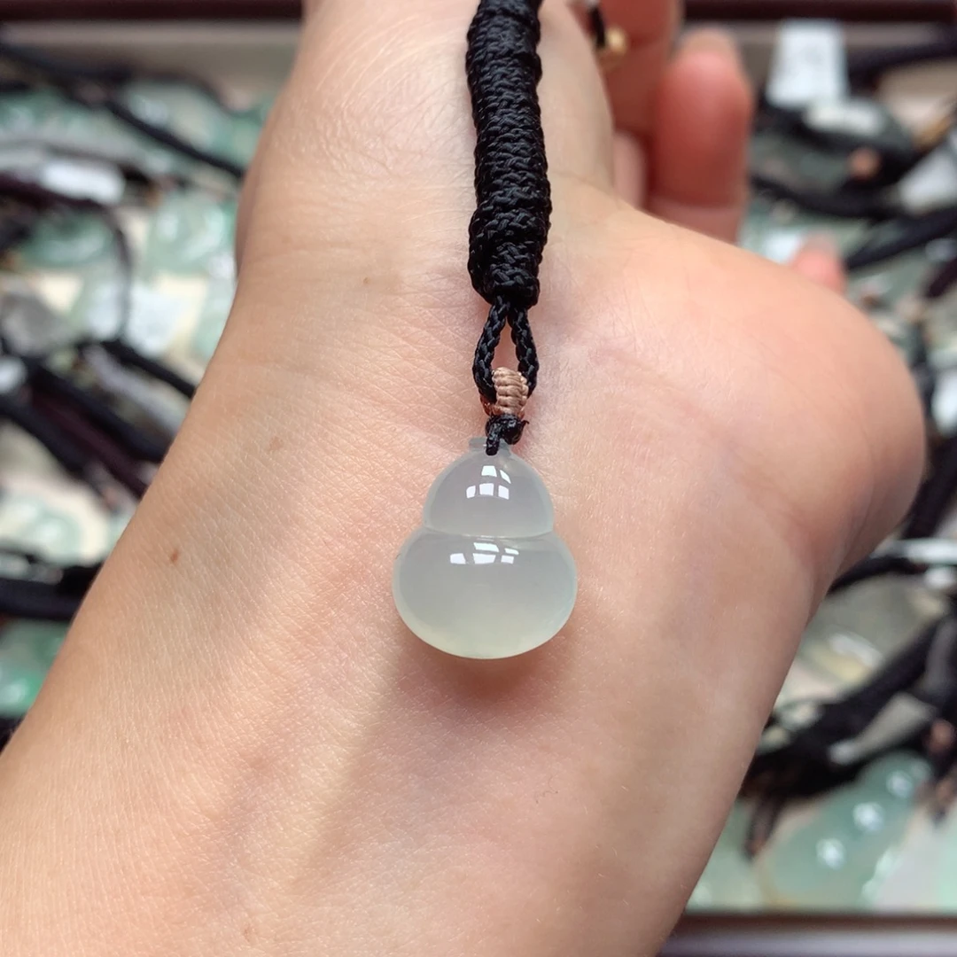 翡翠未镶嵌颈饰葫芦