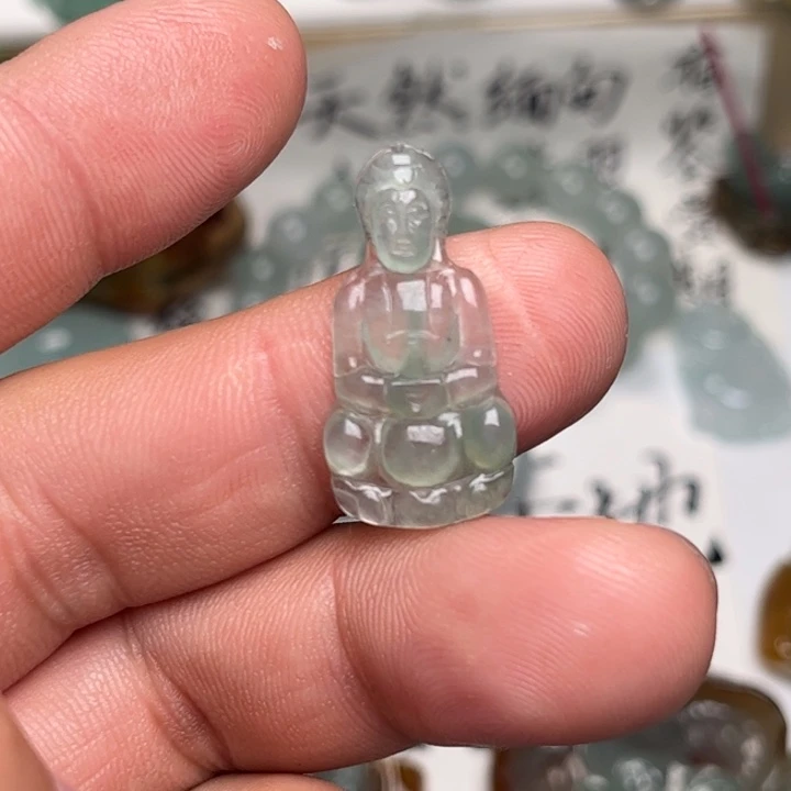 翡翠未镶嵌颈饰观音