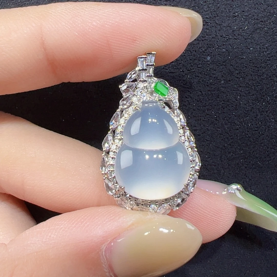 翡翠18K金镶嵌颈饰葫芦