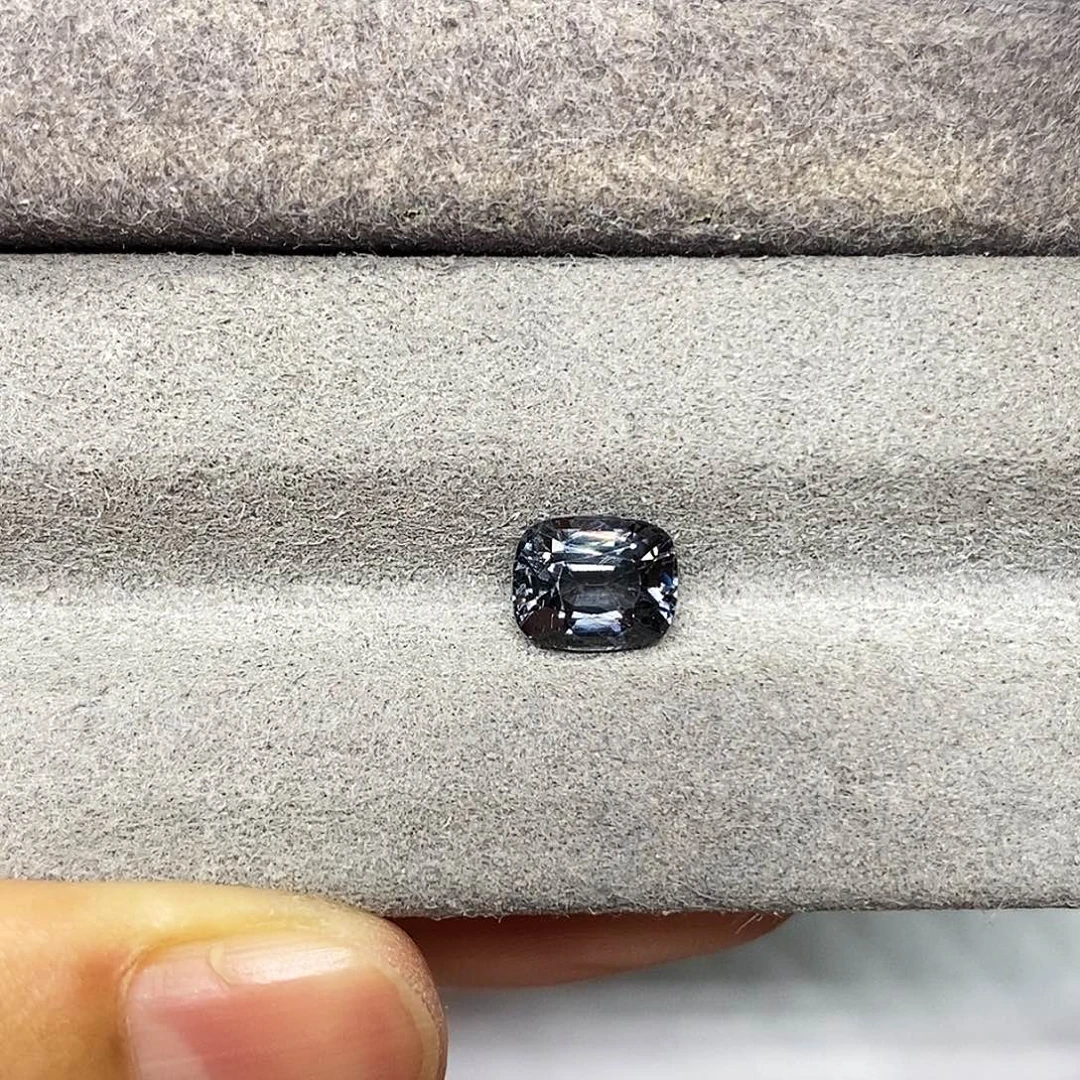 尖晶石裸石1.85克拉天然玻璃体满火彩灰尖晶