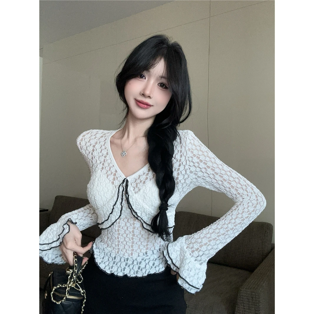 纯欲风荷叶边V领撞色长袖T恤女秋季新款蕾丝刺绣喇叭袖肌理感上衣