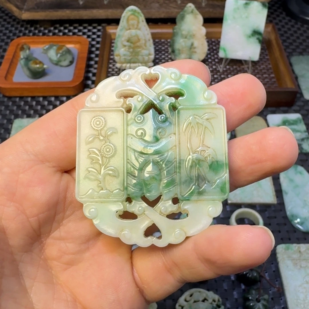 翡翠颈饰未镶嵌国*庄翡翠颈饰未镶嵌..