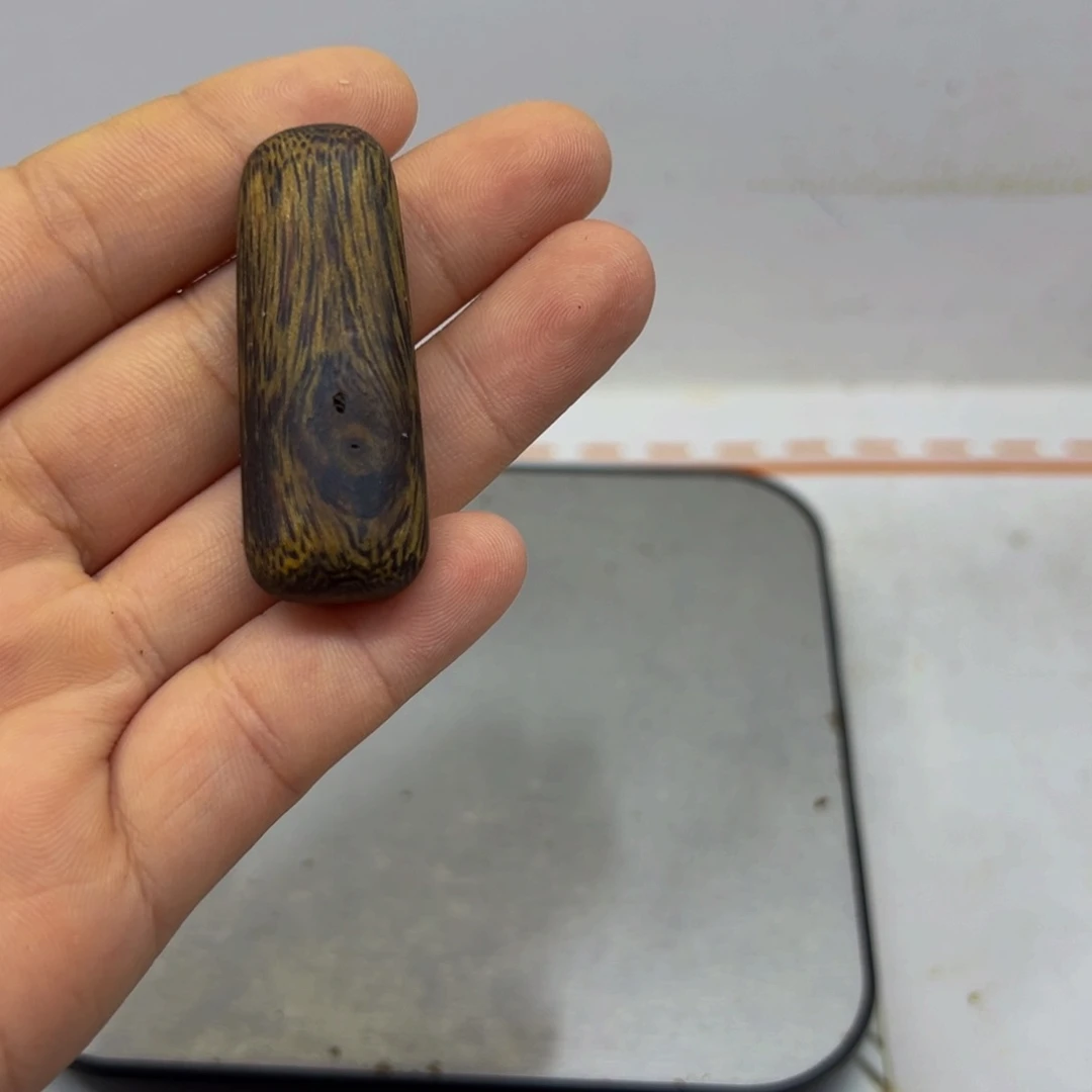 沉香碎屑沉香绿奇楠沉香高端树心油牌牌5.6克