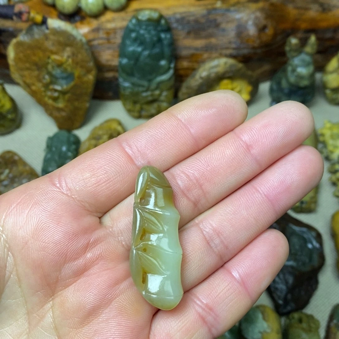 颈饰未镶嵌岫岩老玉（透闪石质玉）