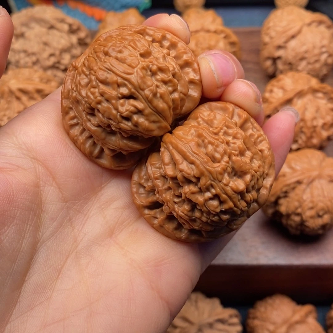 文玩核桃吊坠41全品闷白，红皮