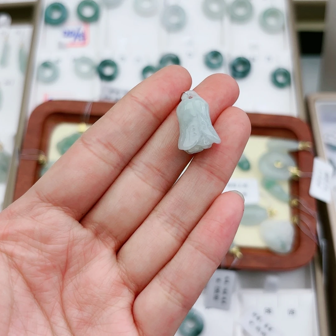 翡翠颈饰未镶嵌花