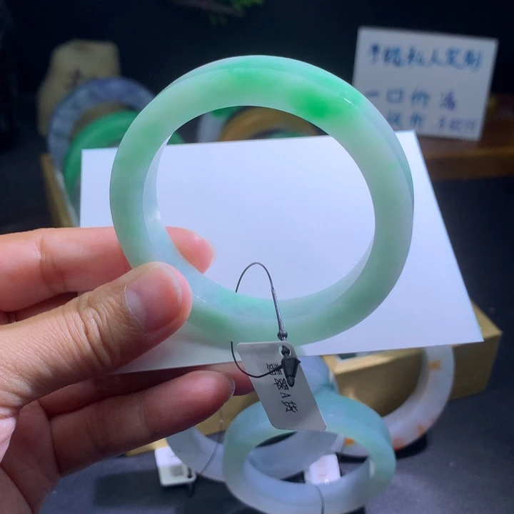 定制翡翠未镶嵌翡翠手镯