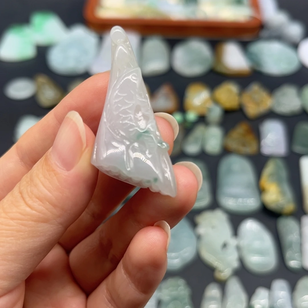 翡翠未镶嵌颈饰连年有鱼