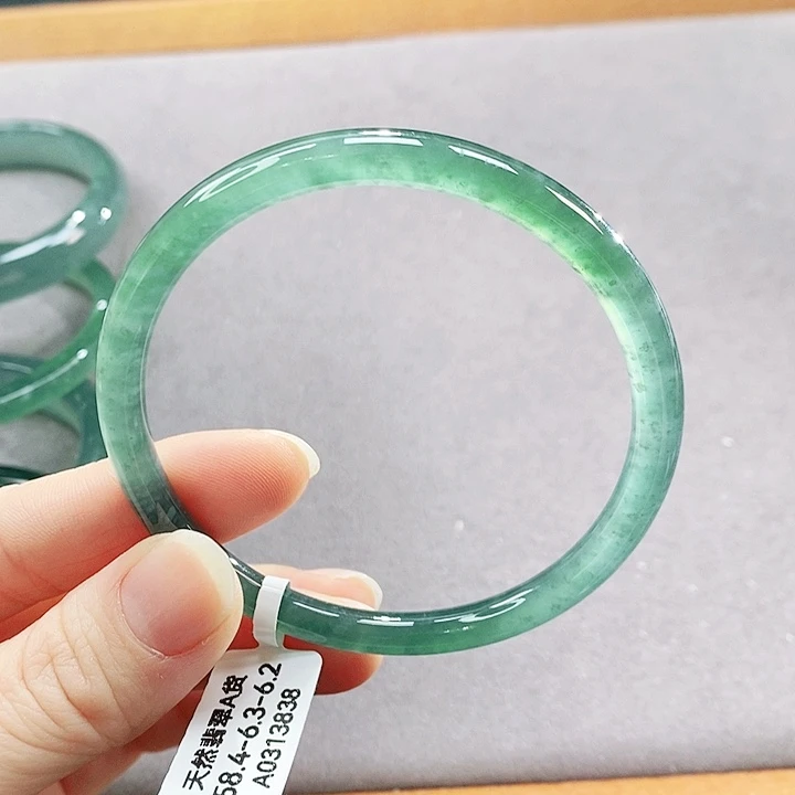 翡翠未镶嵌手镯（圆镯）