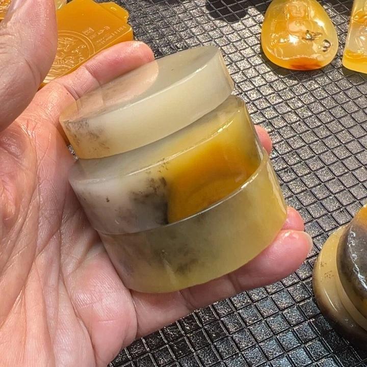 石英质玉（黄龙玉）颈饰未镶嵌竹*