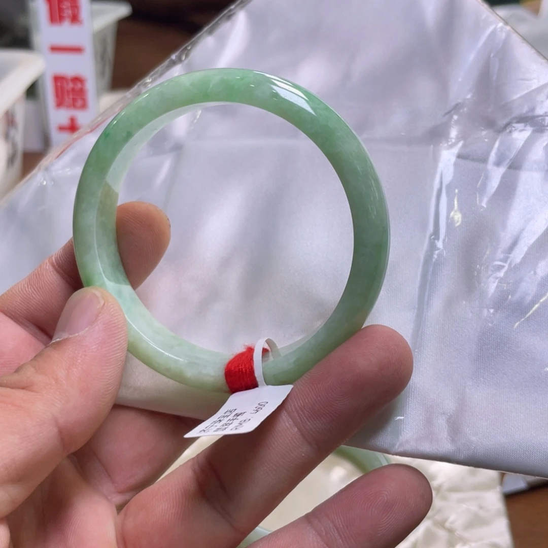 翡翠手镯未镶嵌翡翠手镯