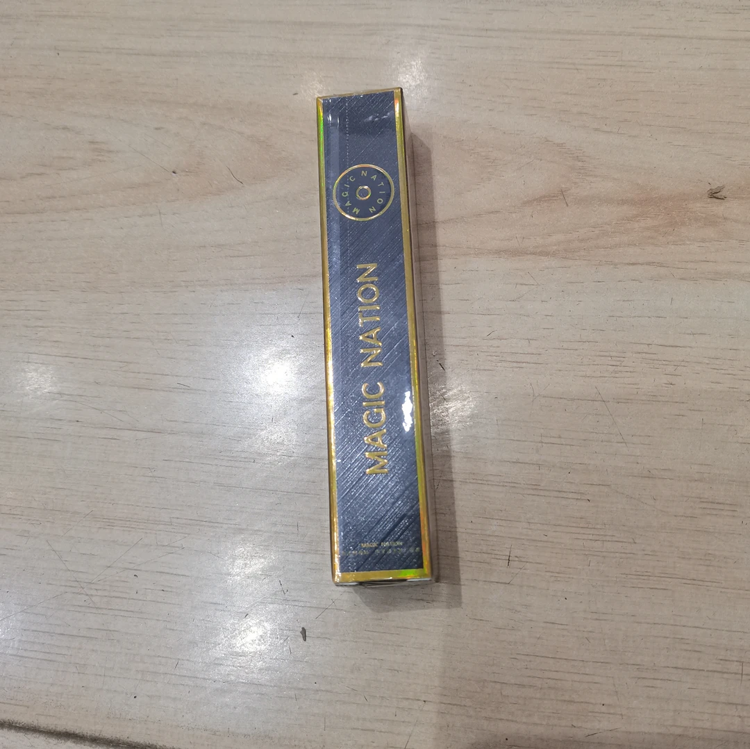 梦幻国度黑金色小方管唇釉