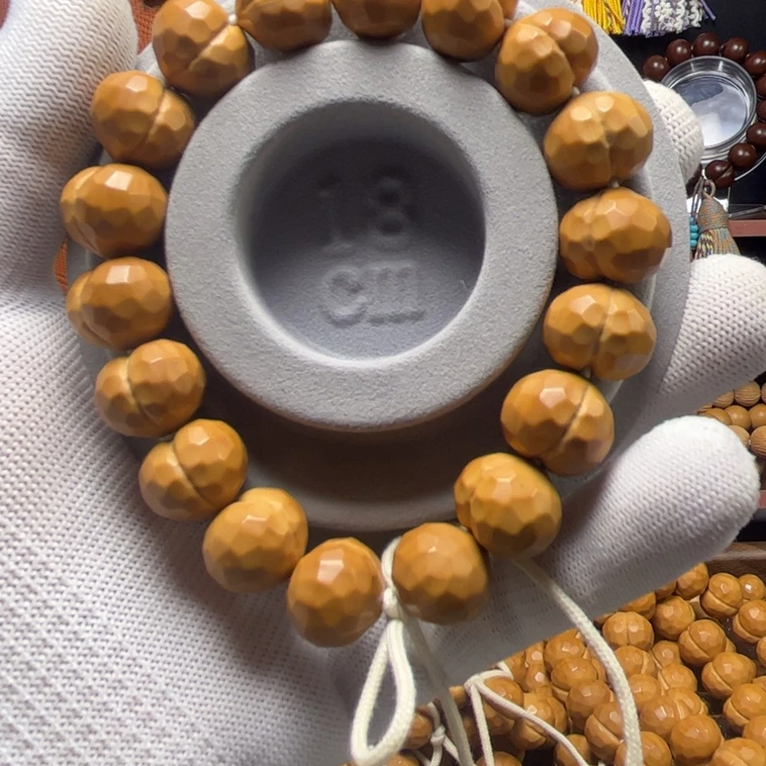 吊坠猴头核桃钻面微微瑕屁桃，