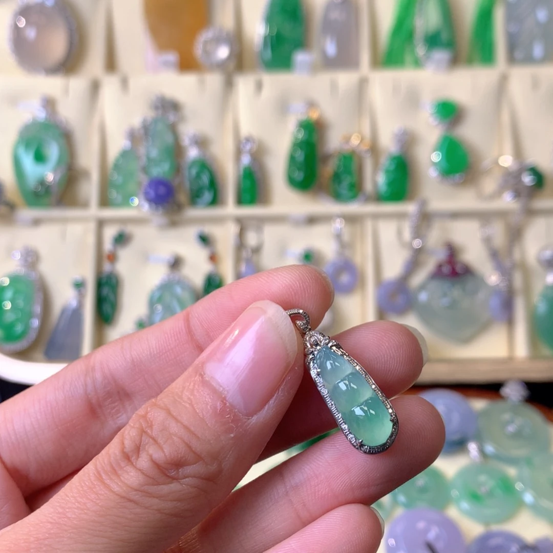 翡翠颈饰18K金镶嵌吊坠