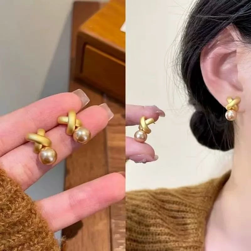 铜合金耳饰 秋冬交叉香槟金色耳钉女2024新款小众耳环外出耳饰