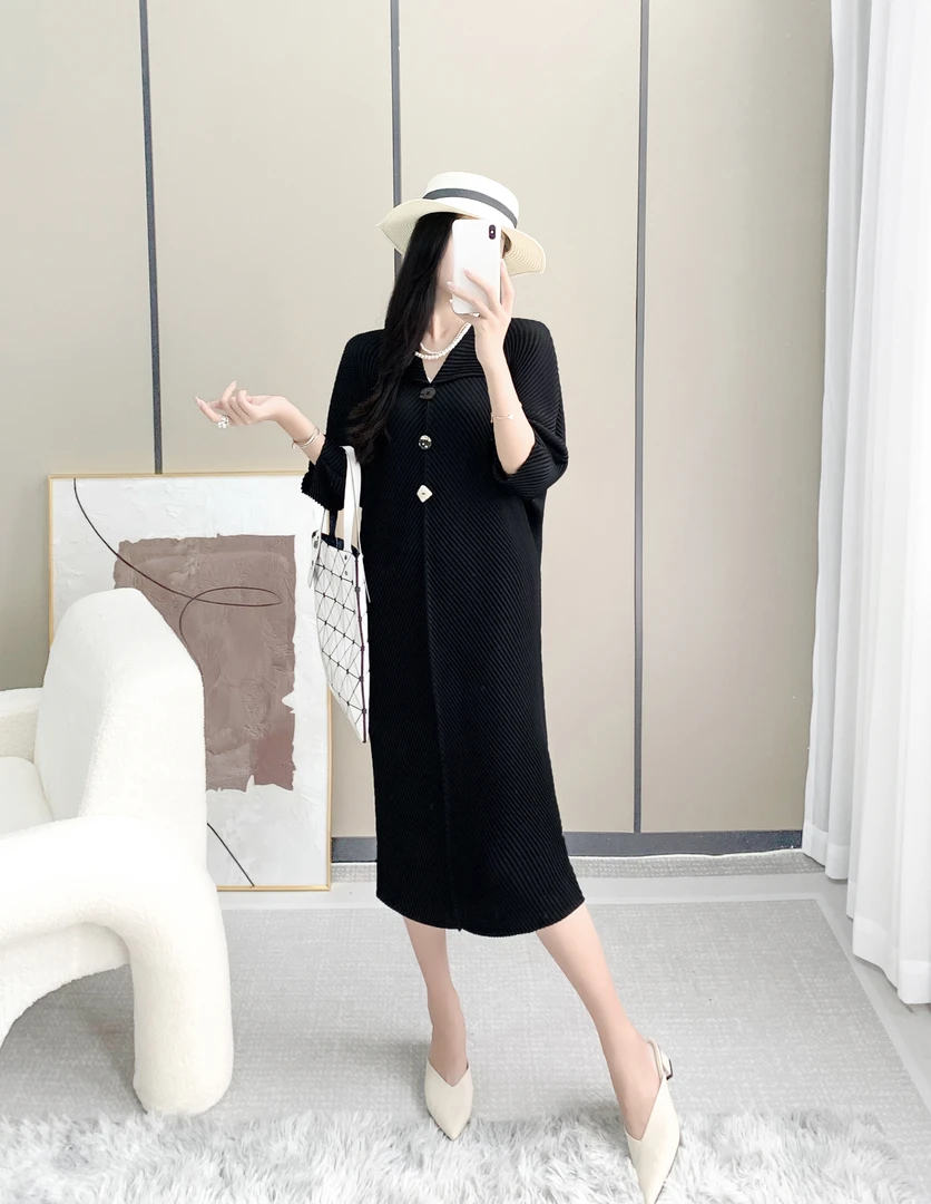 2025春季新款纯色连衣裙女气质宽松显瘦休闲翻领短袖褶皱中长裙子