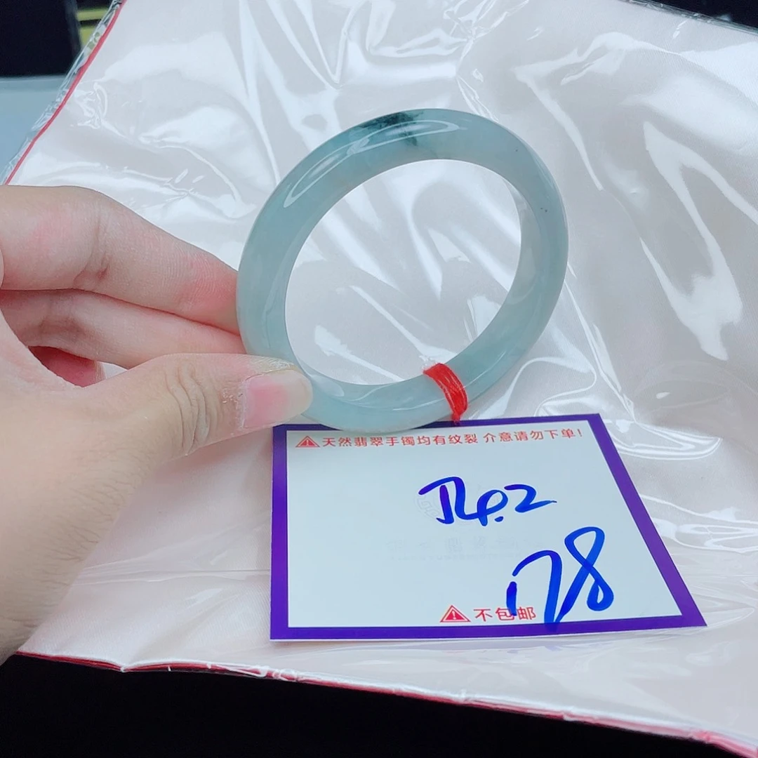 翡翠手镯未镶嵌翡翠