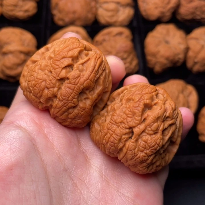 文玩核桃把件秦岭野生文玩核桃