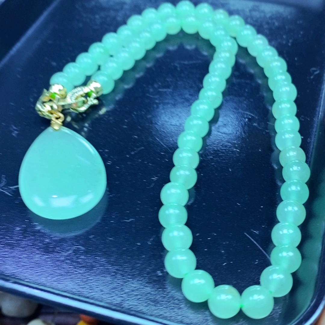 未镶嵌石英质玉（黄龙玉）颈饰