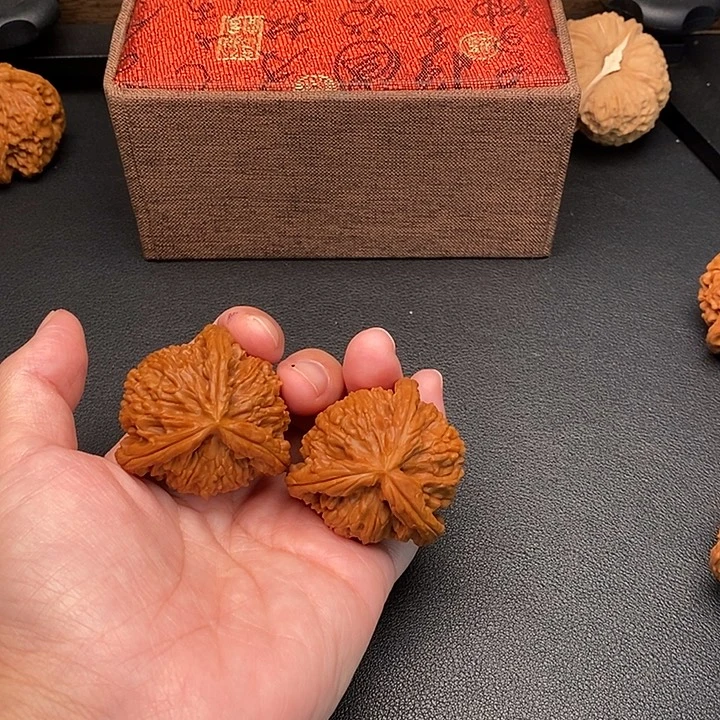 x***.文玩核桃把件白奔