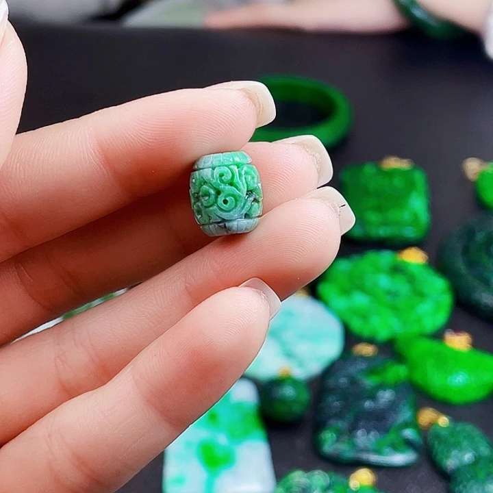 翡翠未镶嵌颈饰多样性