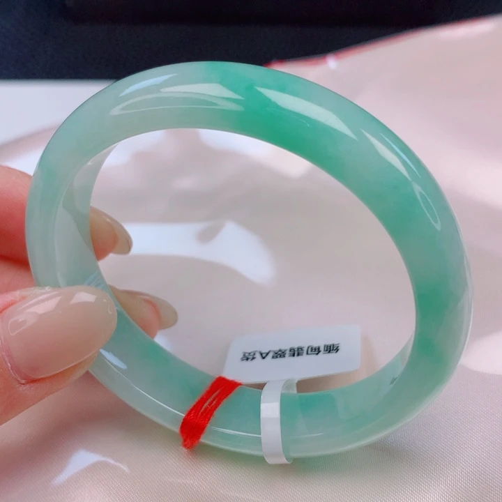 翡翠未镶嵌手镯（贵妃镯）56。57