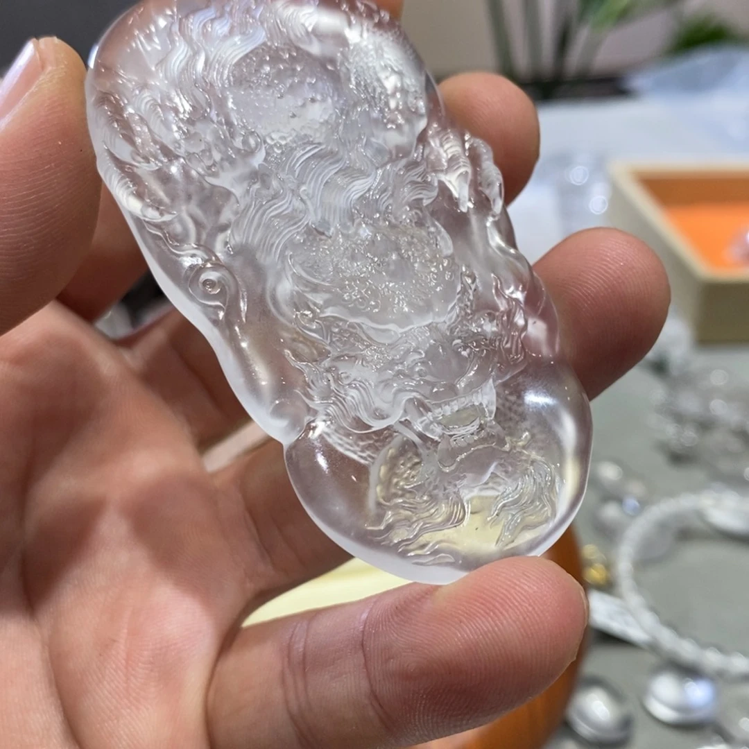 中***友石英质玉未镶嵌颈饰