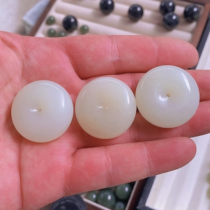 和田玉（糖玉）未镶嵌颈饰面**?