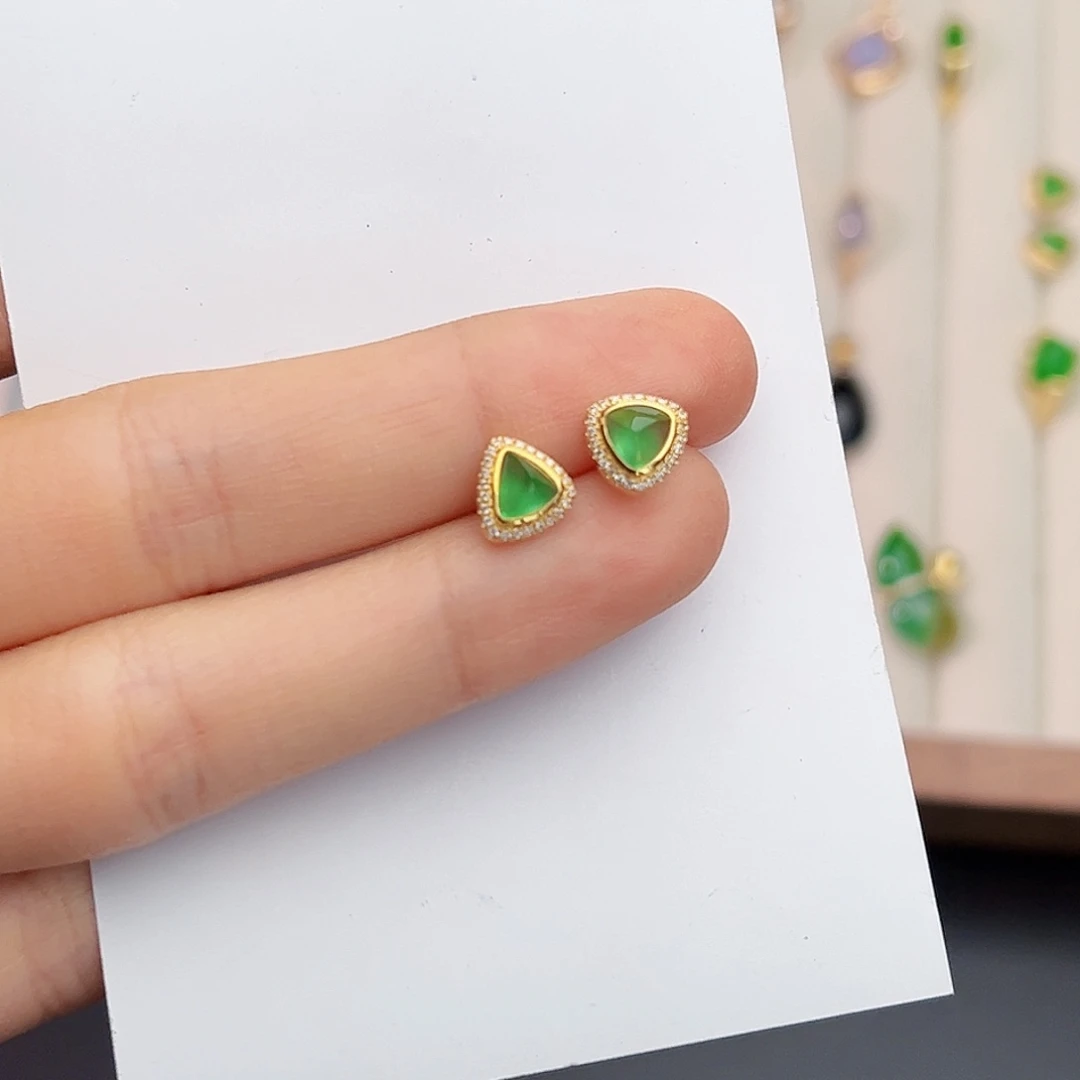 翡翠18K金镶嵌耳饰小三角。