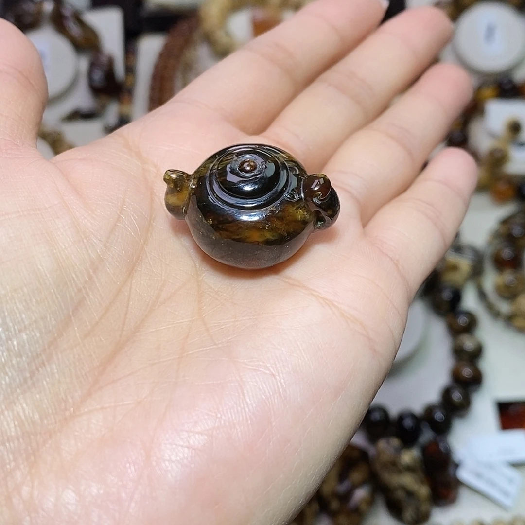 码***特琥珀未镶嵌裸石蜡花雕件约5.11g