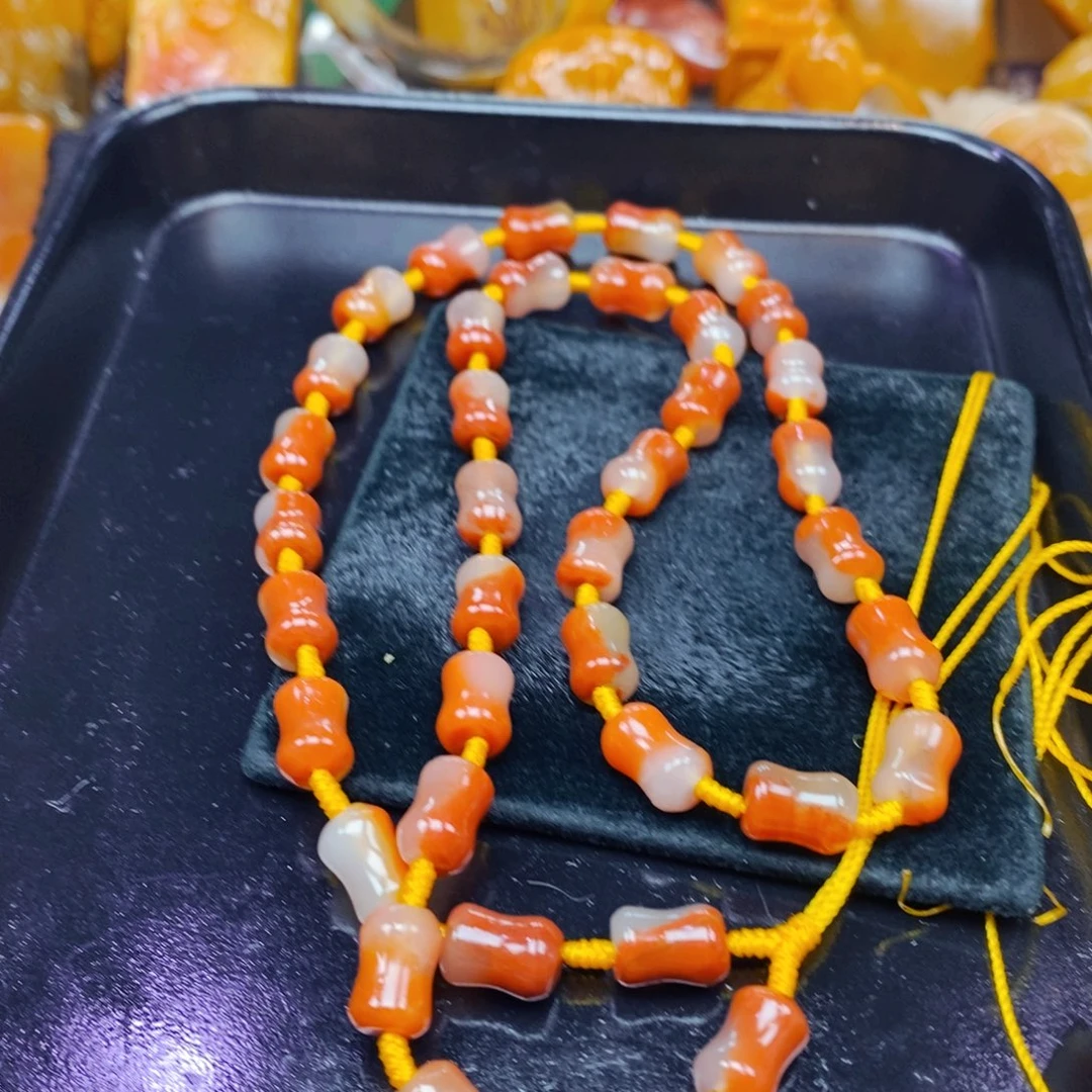 未镶嵌石英质玉（黄龙玉）颈饰