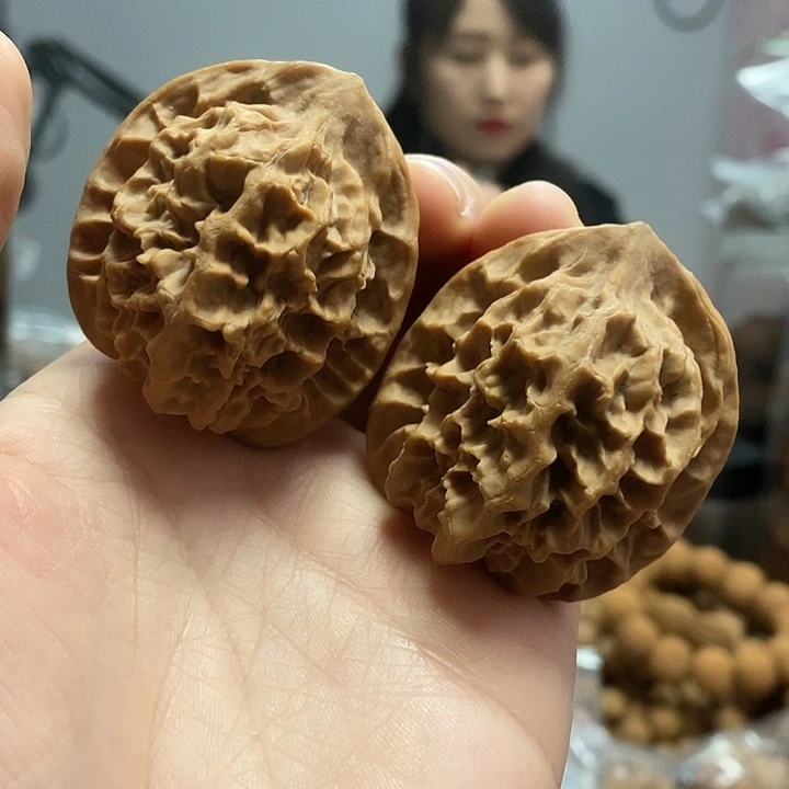 文玩核桃把件42龙鳞红皮