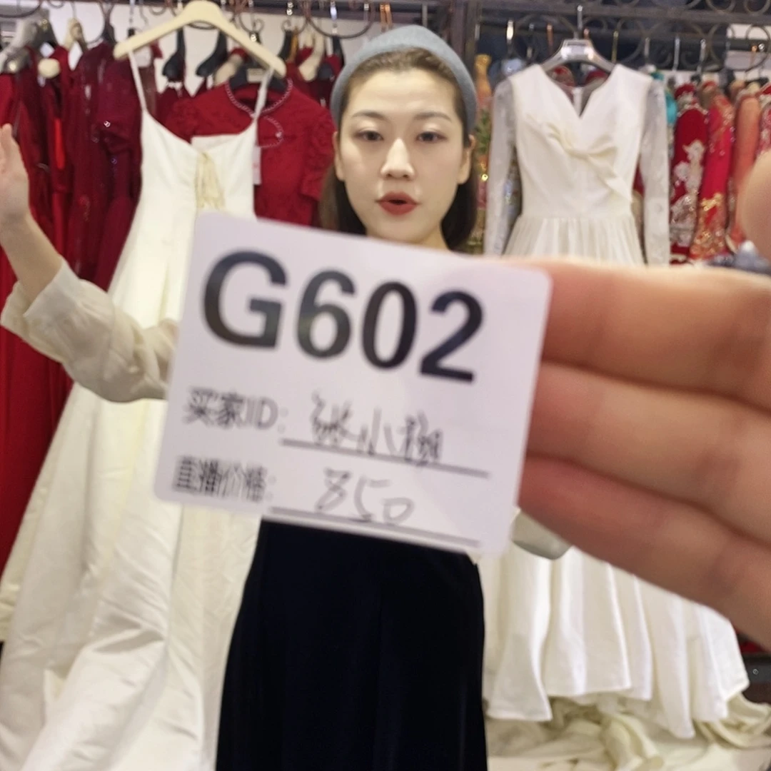 三件缎面婚纱衣服