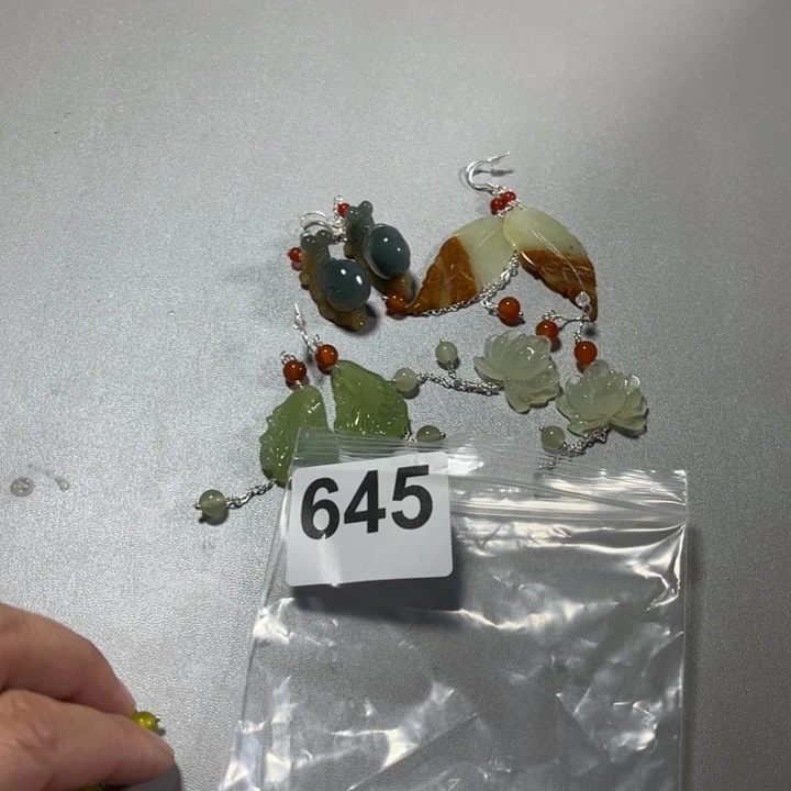 蛇纹石玉耳饰未镶嵌紫**来