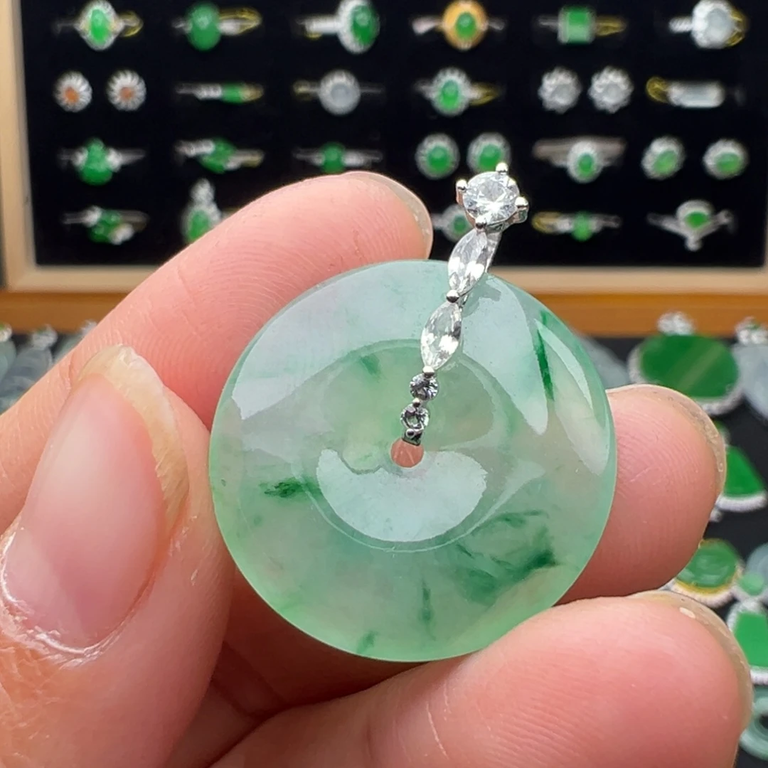 翡翠18K金镶嵌颈饰扣