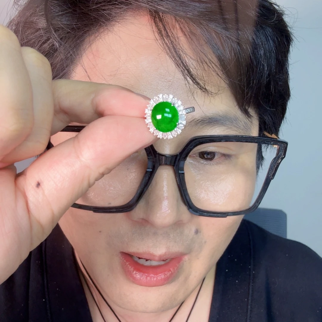 翡翠未镶嵌颈饰一件