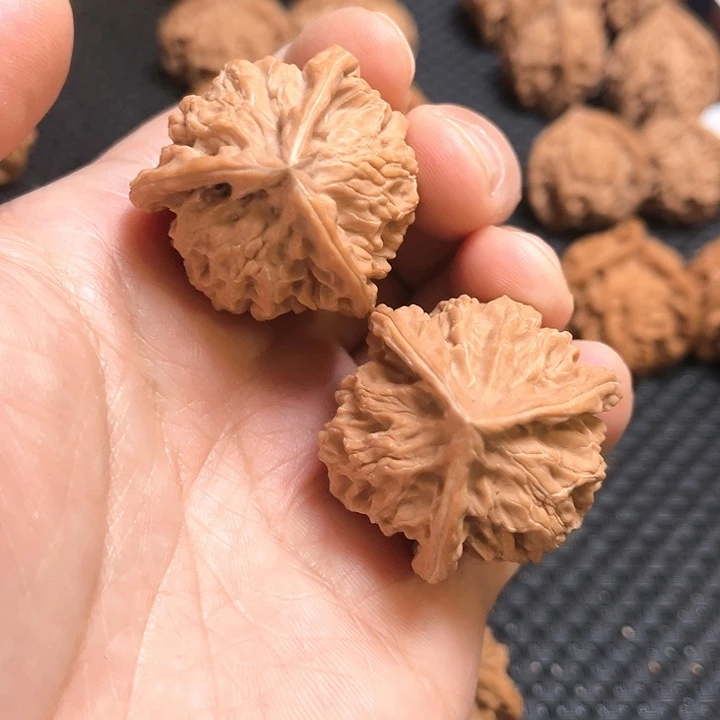 桃核把件36三棱核桃