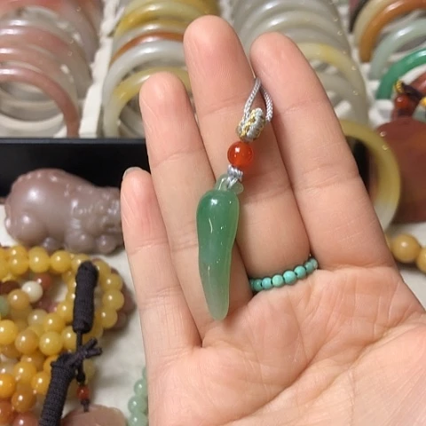 石英质玉合金颈饰