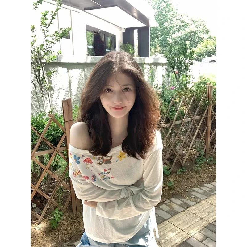 涂鸦印花斜肩长袖t恤女夏2025新款设计感复古微透防晒罩衫辣妹慵