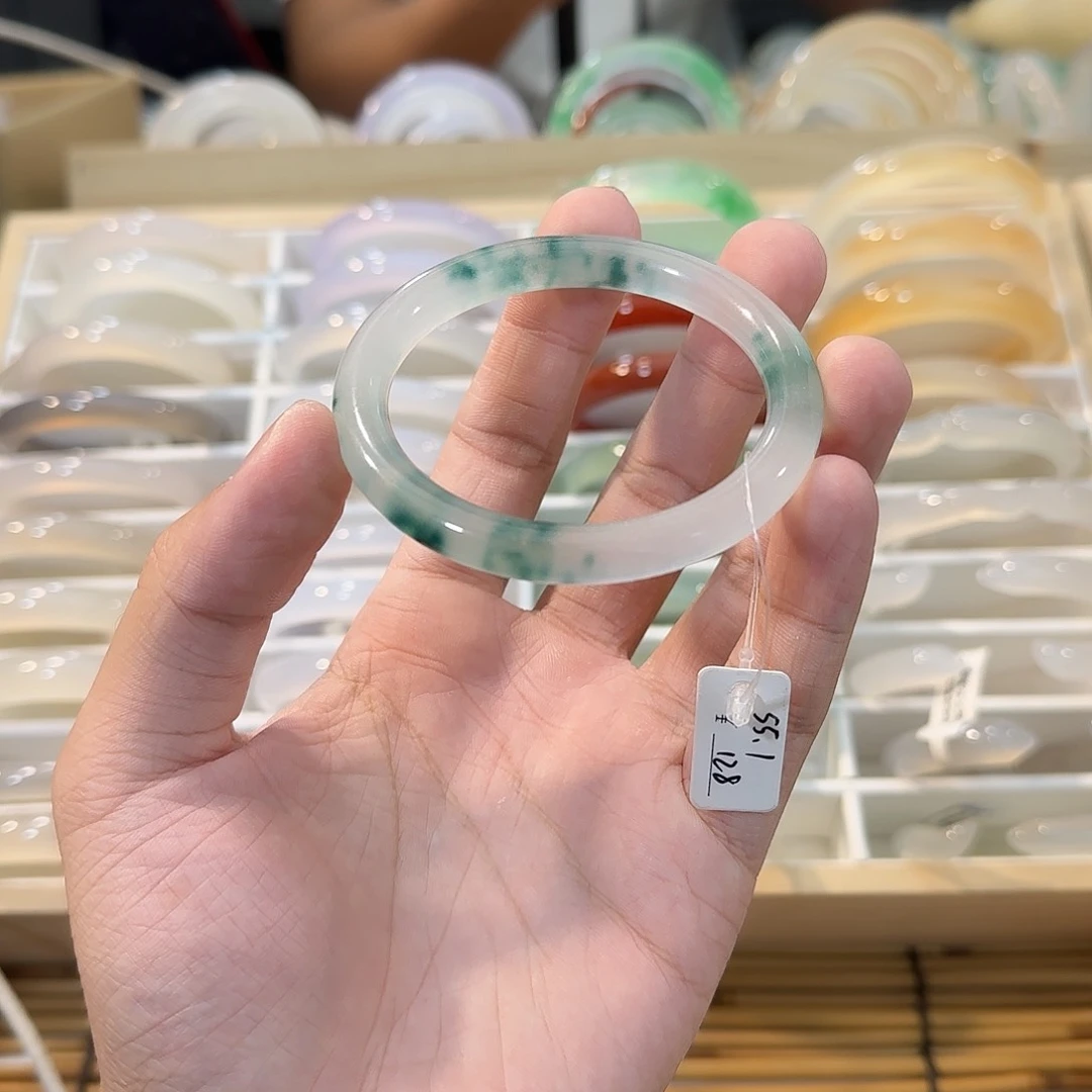 唐***华非金属无镶嵌手饰品