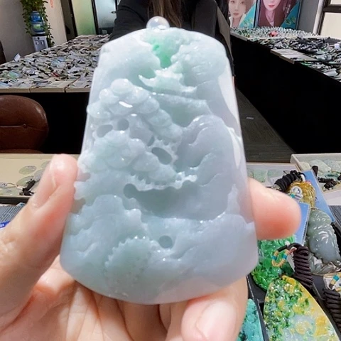翡翠未镶嵌颈饰一个