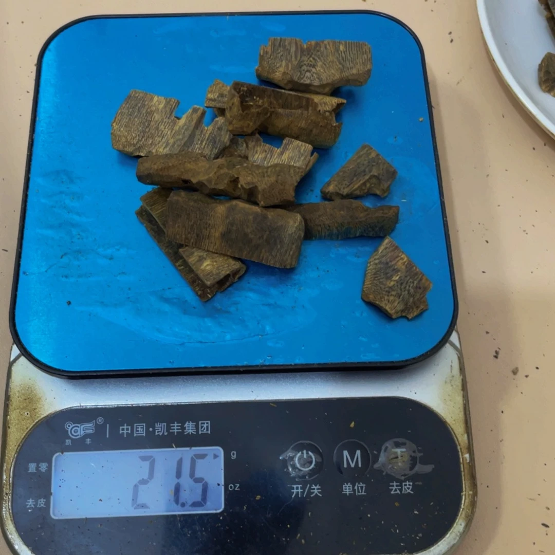 沉香木摆件祥*乌身圆叶两面刮21克