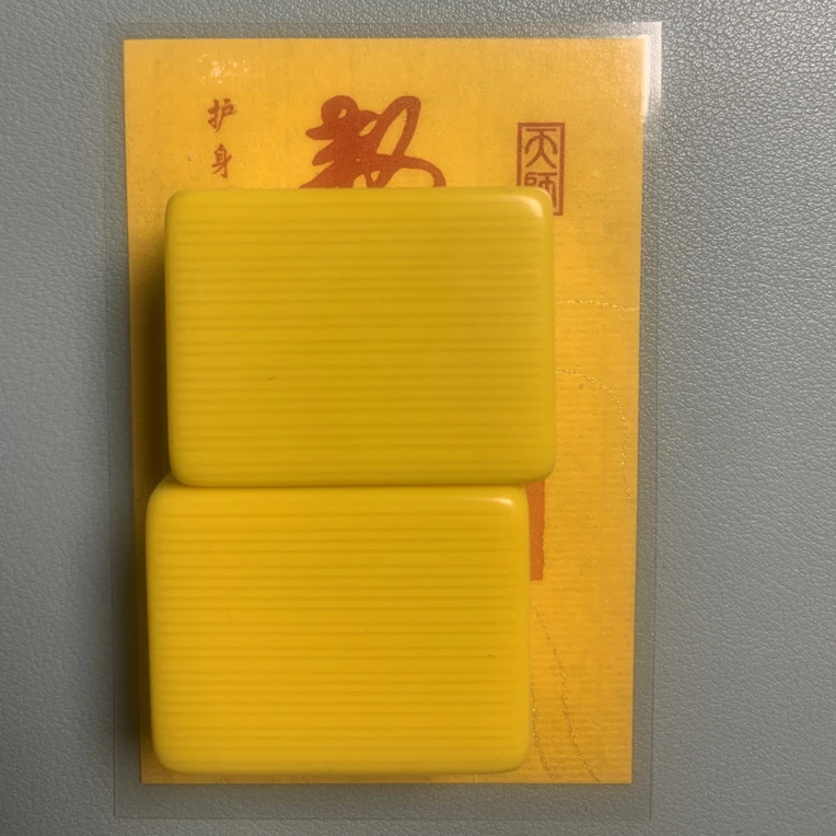黄色手机贴纸后壳摆放